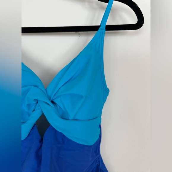 Cupshe Twist Front Colorblock One-Piece Ruched Swimsuit | Size S - Picture 3 of 6